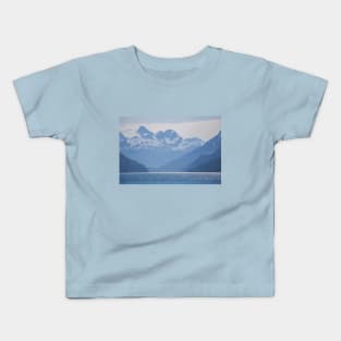 USA. Alaska. Ocean. Mountains. Silhouettes. Kids T-Shirt